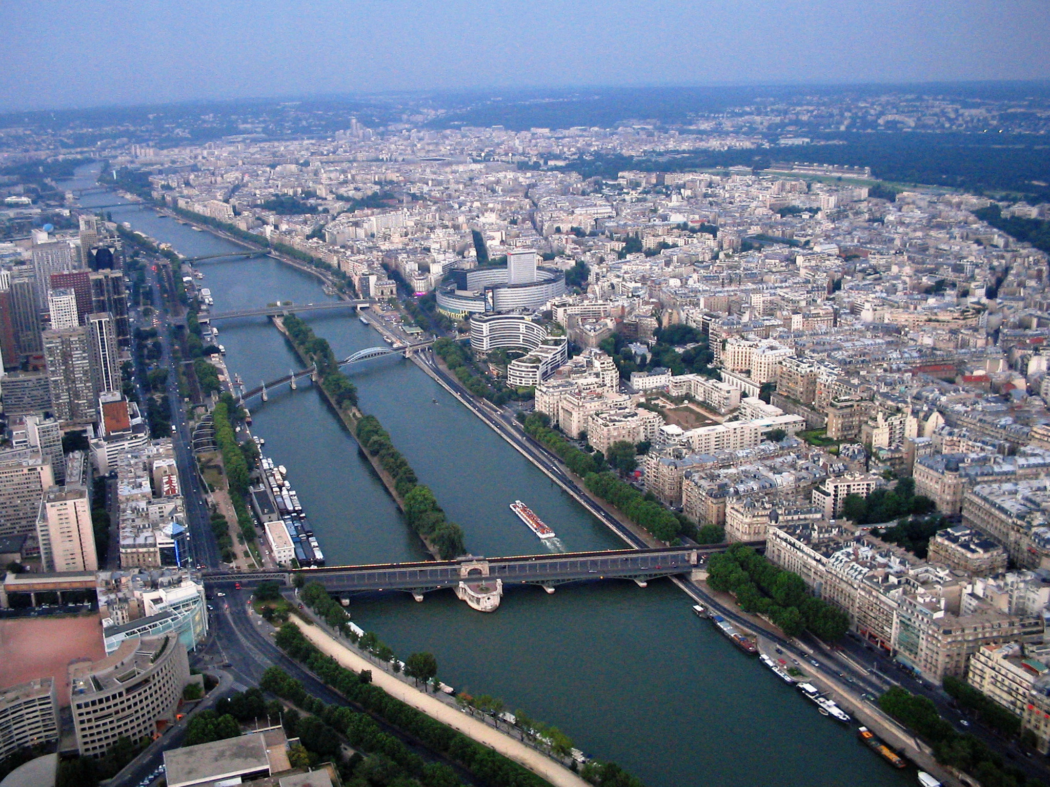 Какая река сена. Река сена в Париже. Река сена во Франции. Река сена Париж делит на 2 части. Река сена палыть.